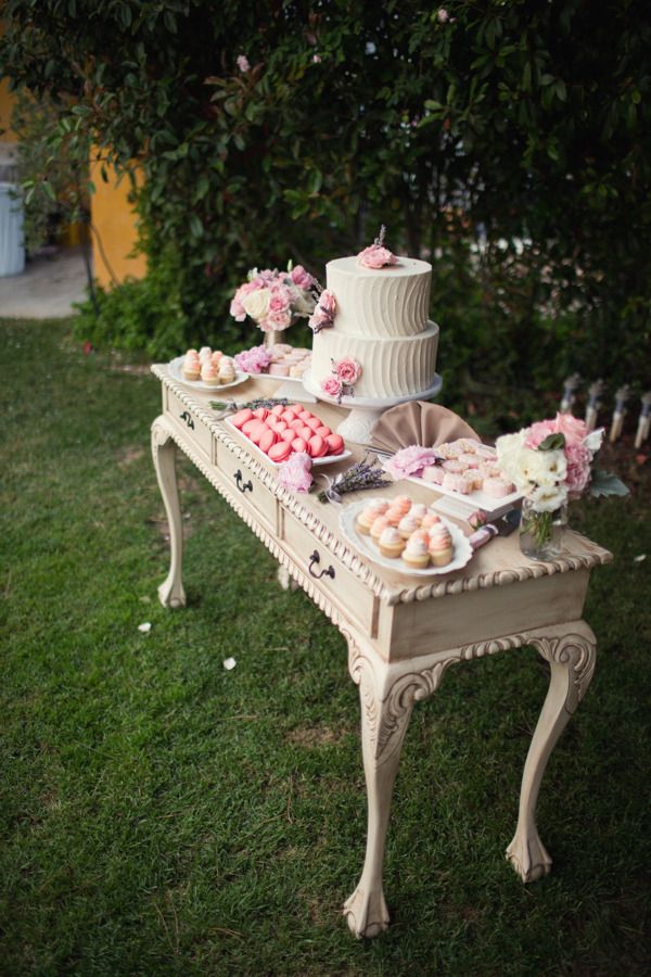 mesa con pasteles vintage